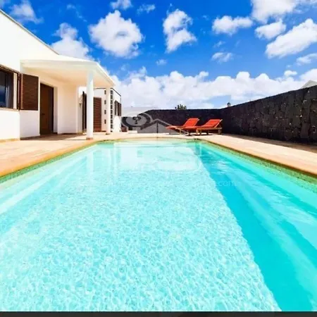 Angelina Villa *